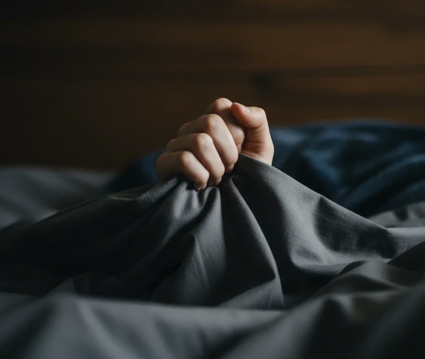 깊은 잠에 빠진 사람의 손이 침대 시트를 잡고 있는 클로즈업 사진 깊은 잠에 빠진 사람의 손이 침대 시트를 잡고 있는 클로즈업 사진