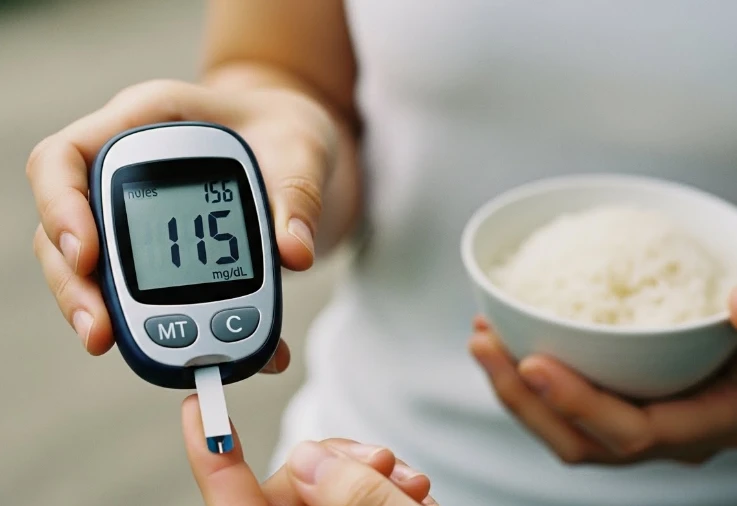 높은 공복 혈당 수치를 보여주는 혈당 측정기